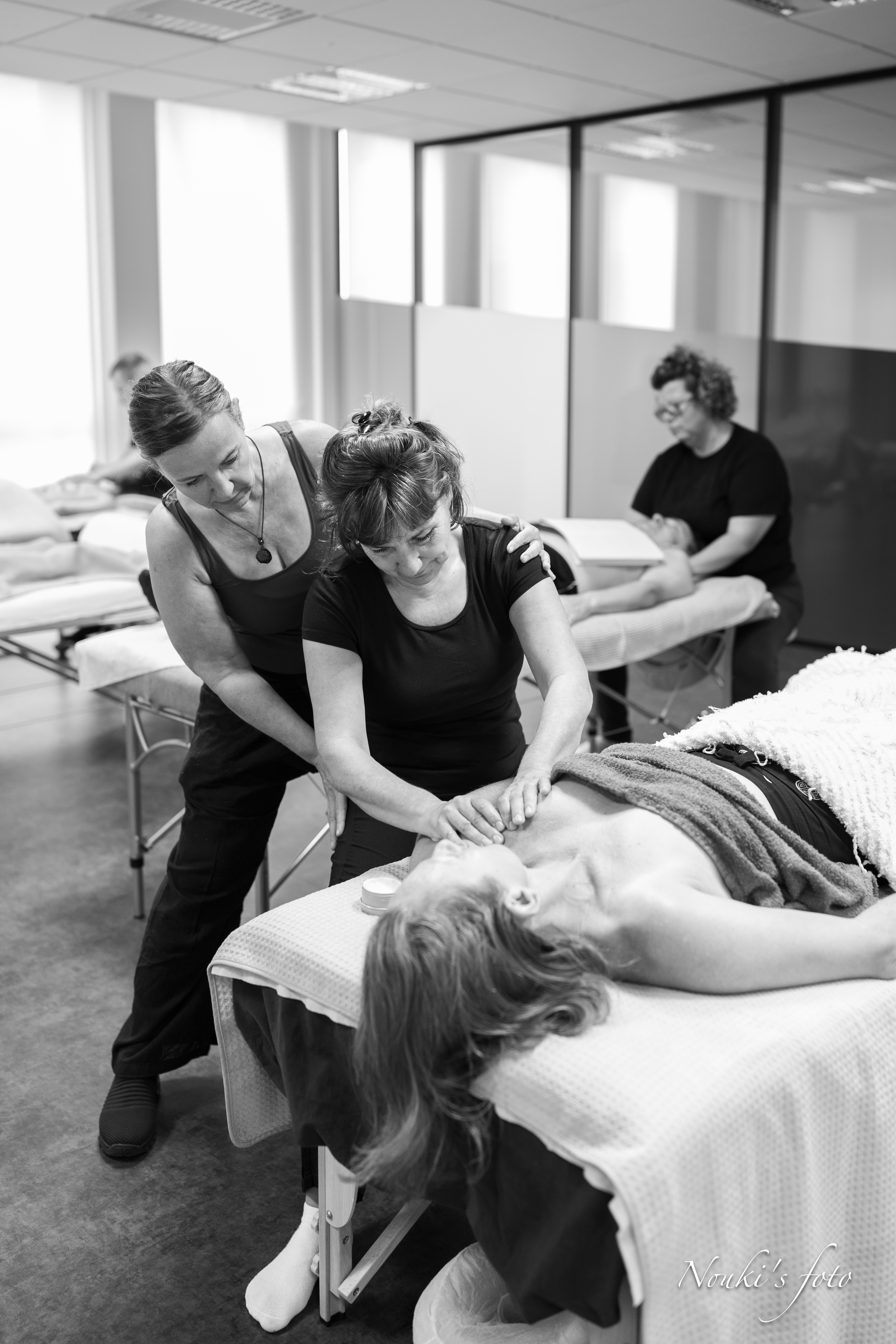 Bénédicte guidant une étudiante - École de Massage de l'Est